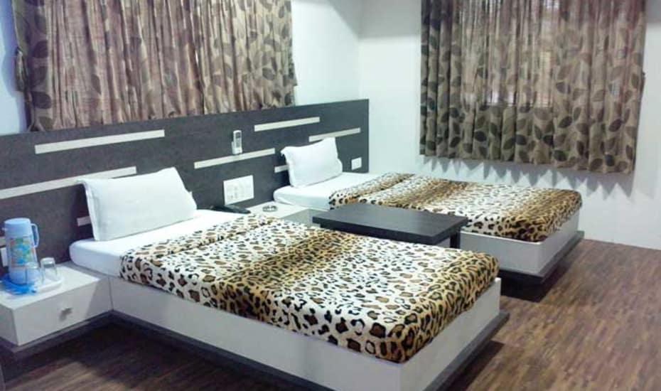 Hotel Decent Surat Exterior photo